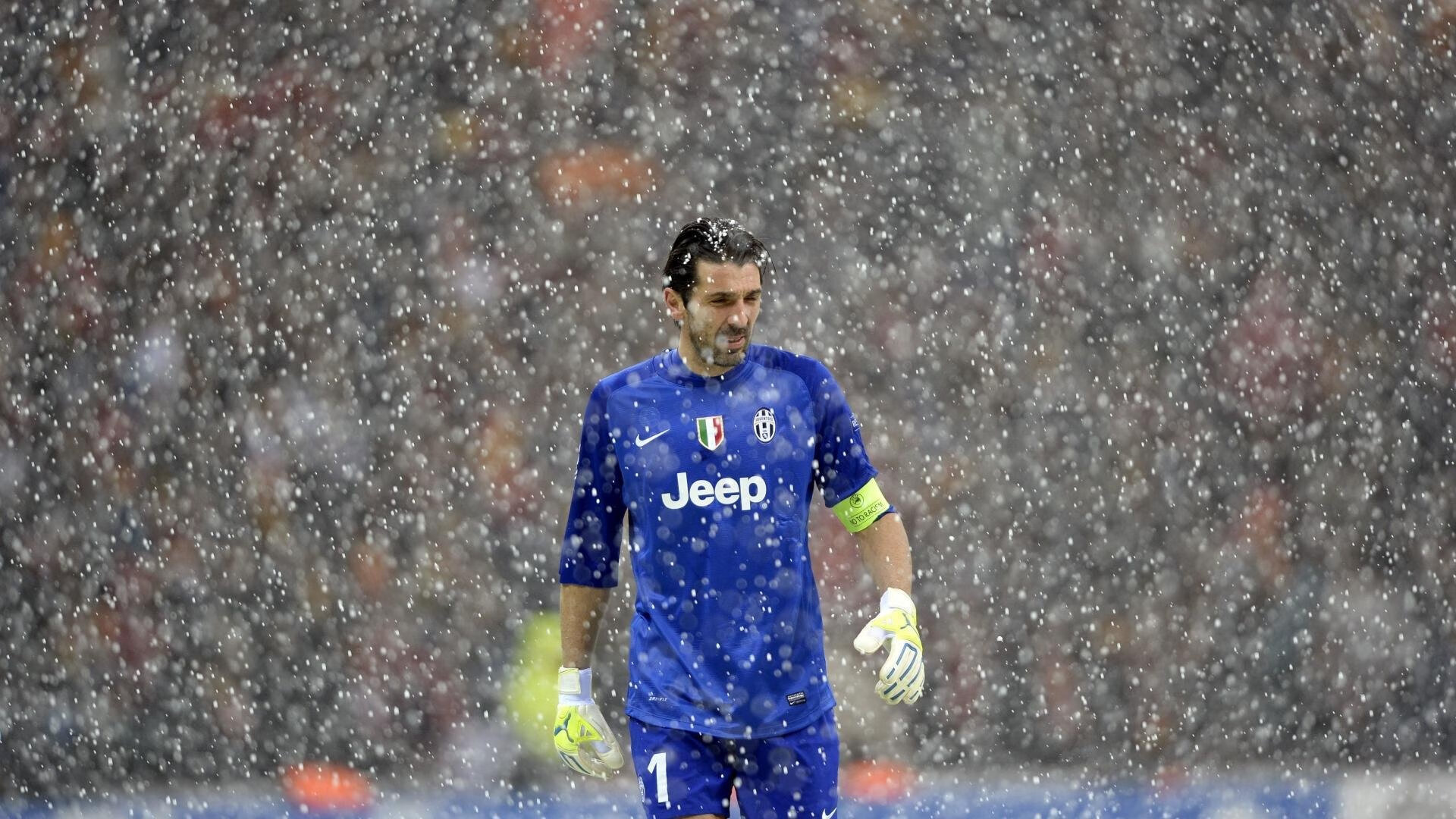 “足球场地建设提速，为全民运动提供硬件保障”，足球场的建设